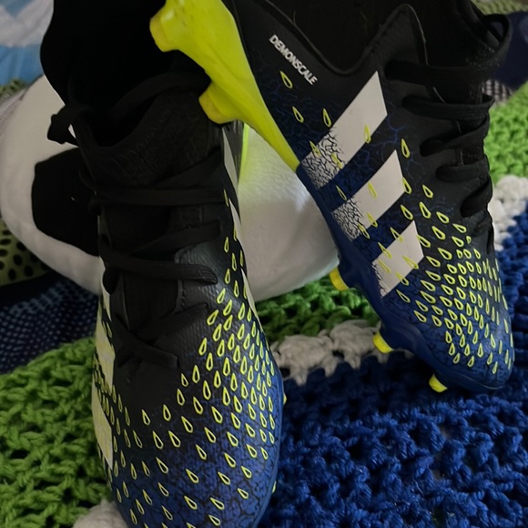 BOYS ADIDAS SOCCER CLEATS…..SIZE 2 - Picture 1 of 7